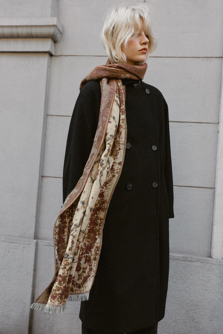 Шарф из жаккарда с гобеленовым принтом