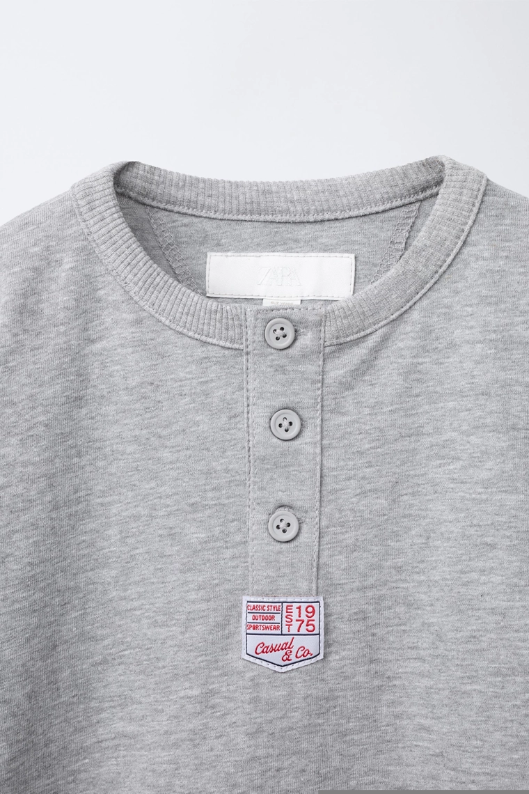 Лонгслив henley с ярлыком