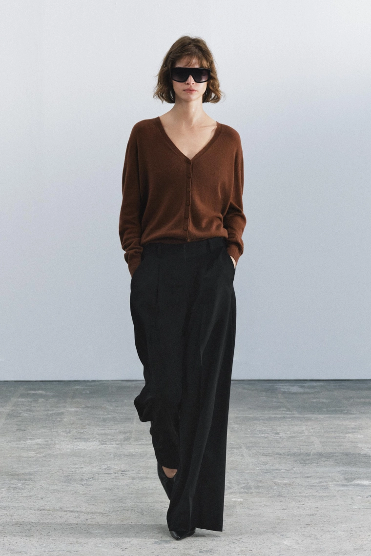Расклешённые брюки с защипами zw collection