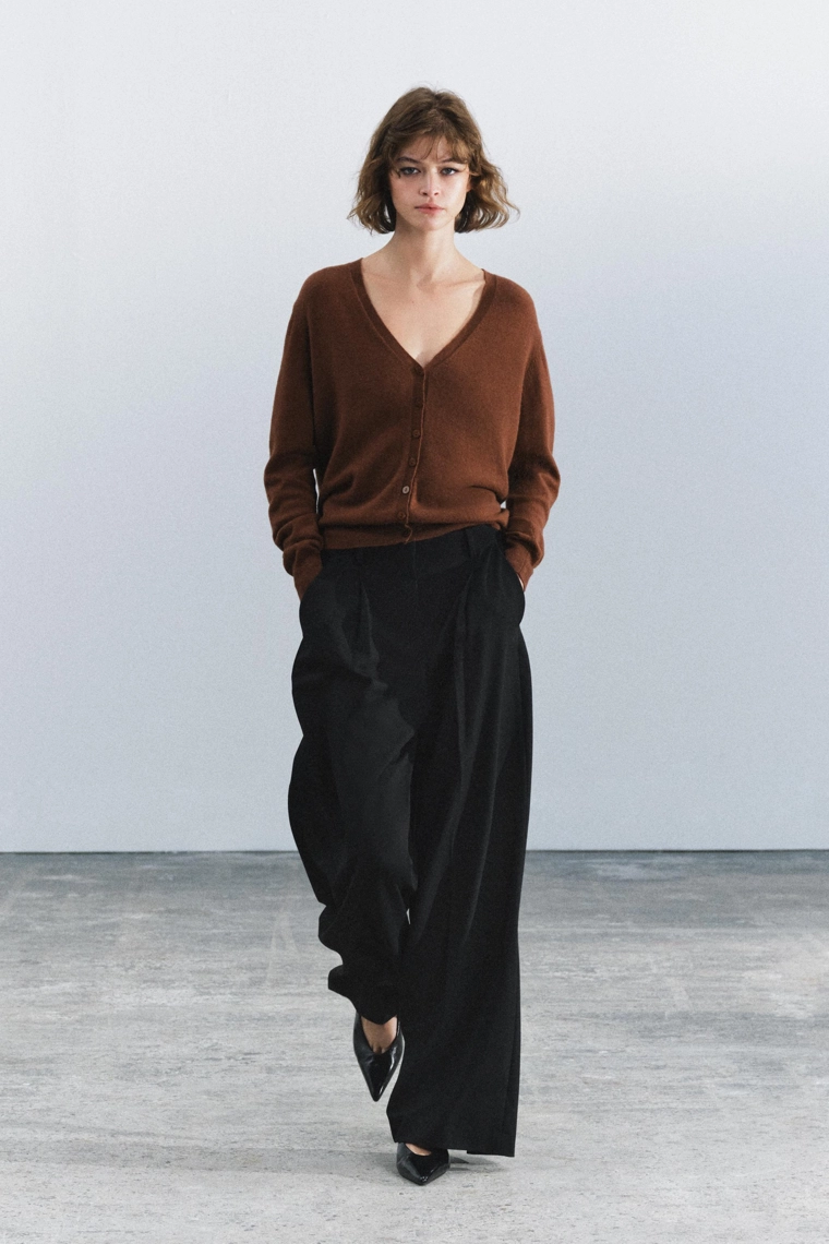 Расклешённые брюки с защипами zw collection
