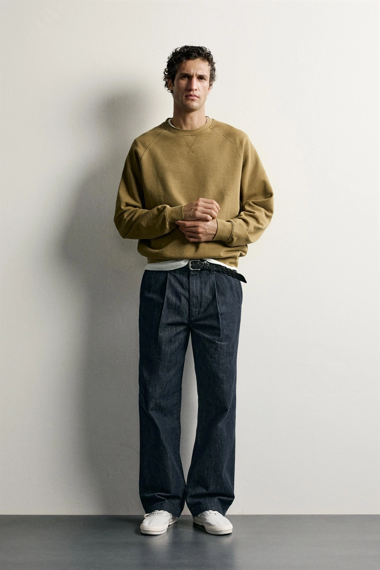 Свитшот regular fit с круглым вырезом