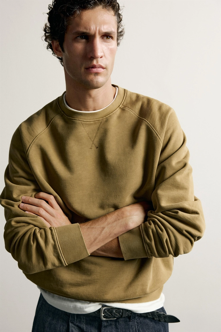 Свитшот regular fit с круглым вырезом
