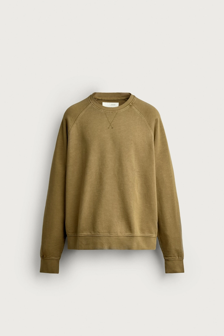 Свитшот regular fit с круглым вырезом