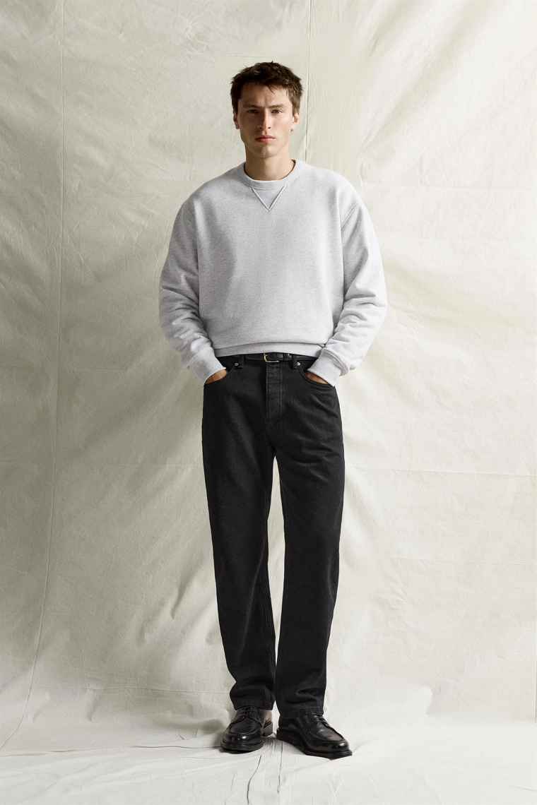 Свитшот regular fit с круглым вырезом