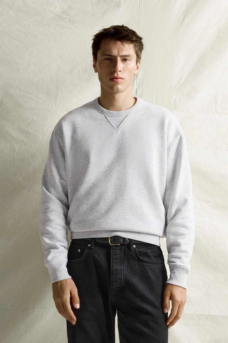 Свитшот regular fit с круглым вырезом