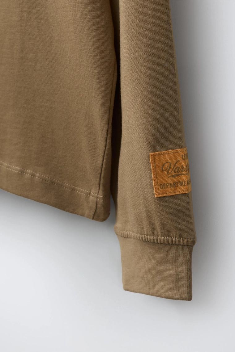 Футболка с длинным рукавом и слоганом varsity