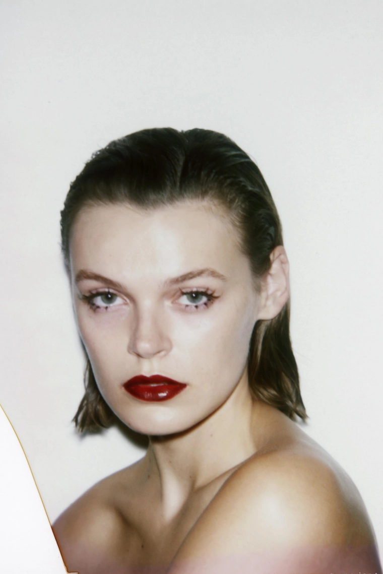 Тональная помада-тинт для губ zara lip reveal в оттенке вишня