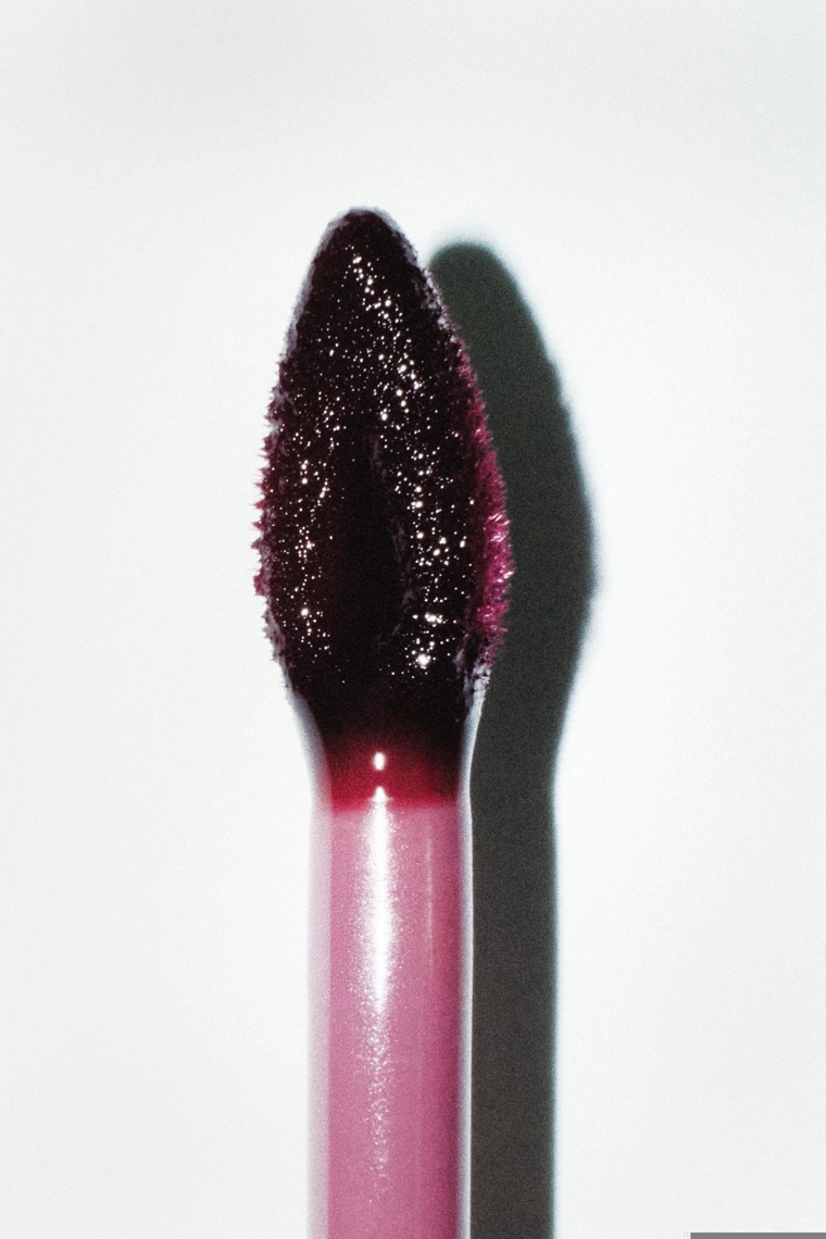 Тональная помада-тинт для губ zara lip reveal в оттенке вишня