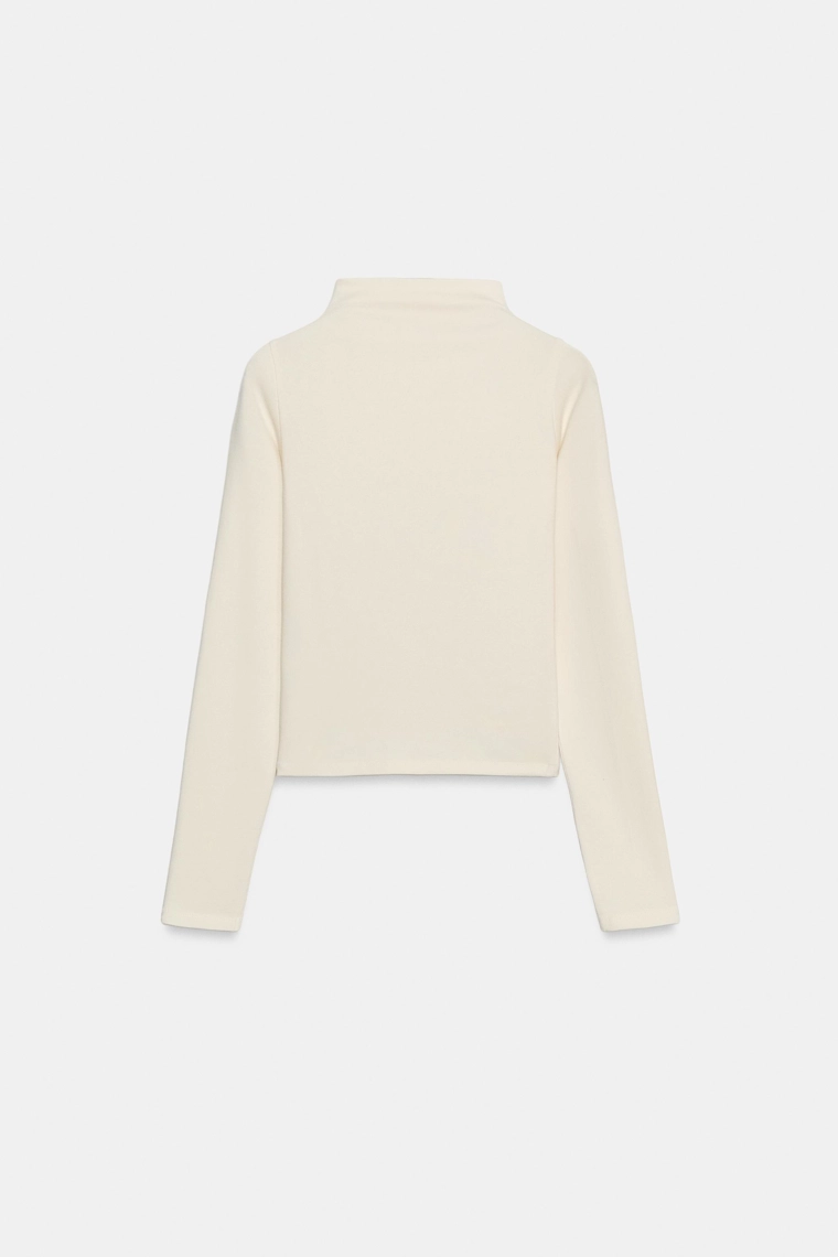 Футболка с высоким воротником