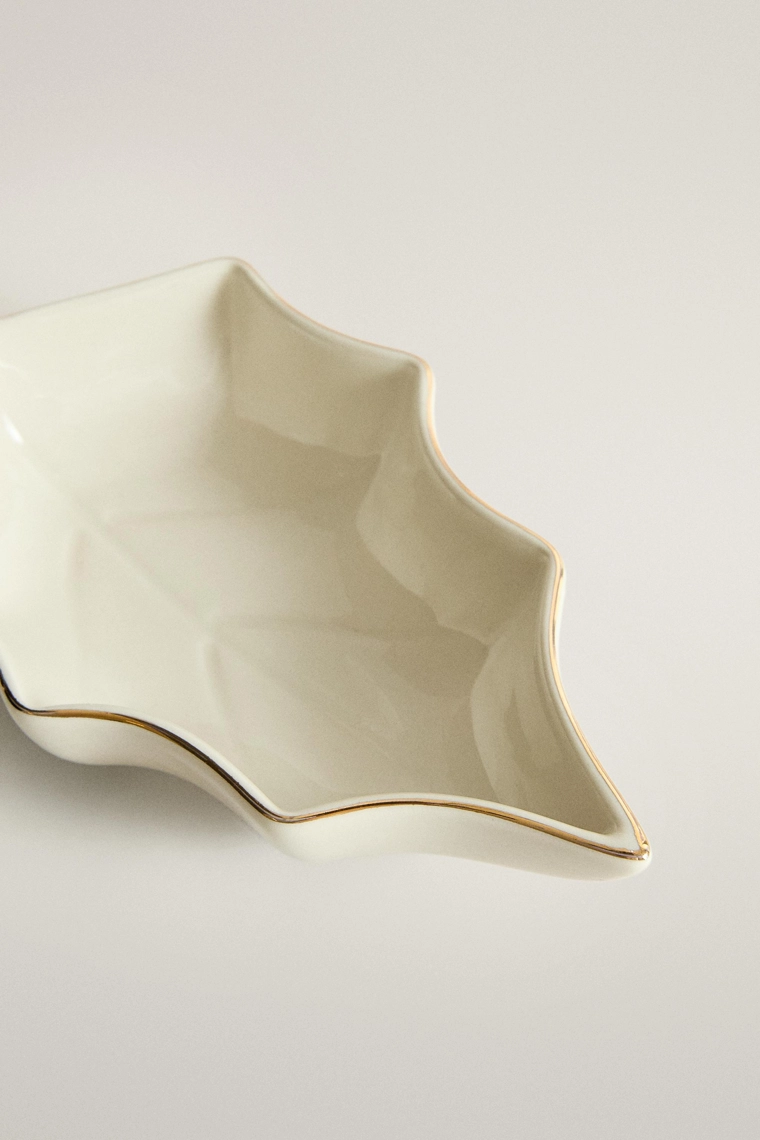 Керамическая миска в форме листа падуба