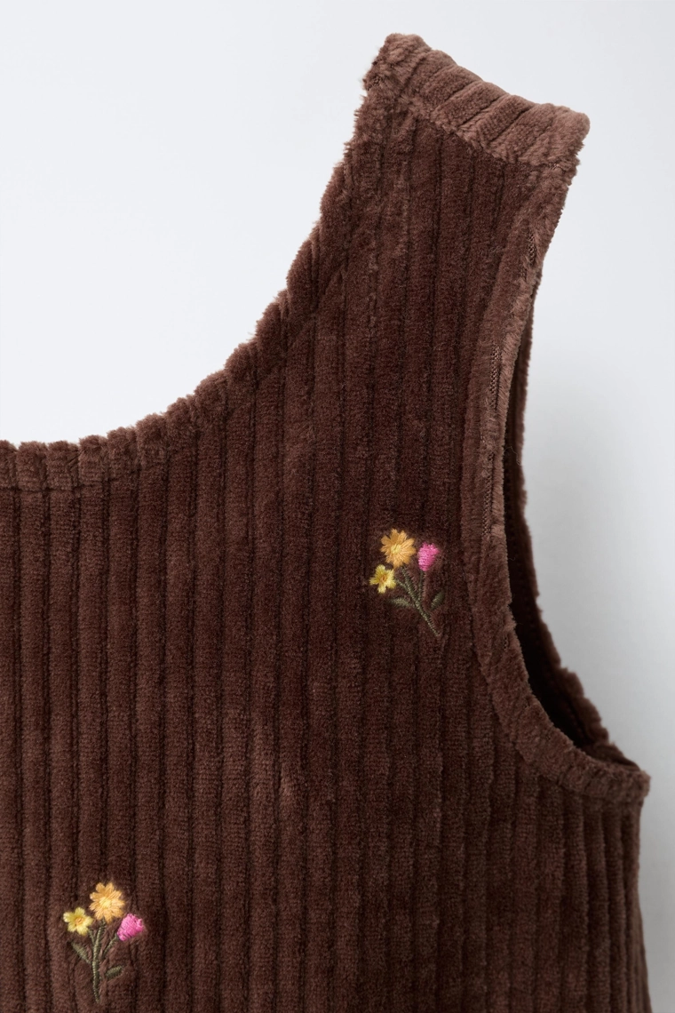 Вельветовое платье-сарафан с вышитыми цветами