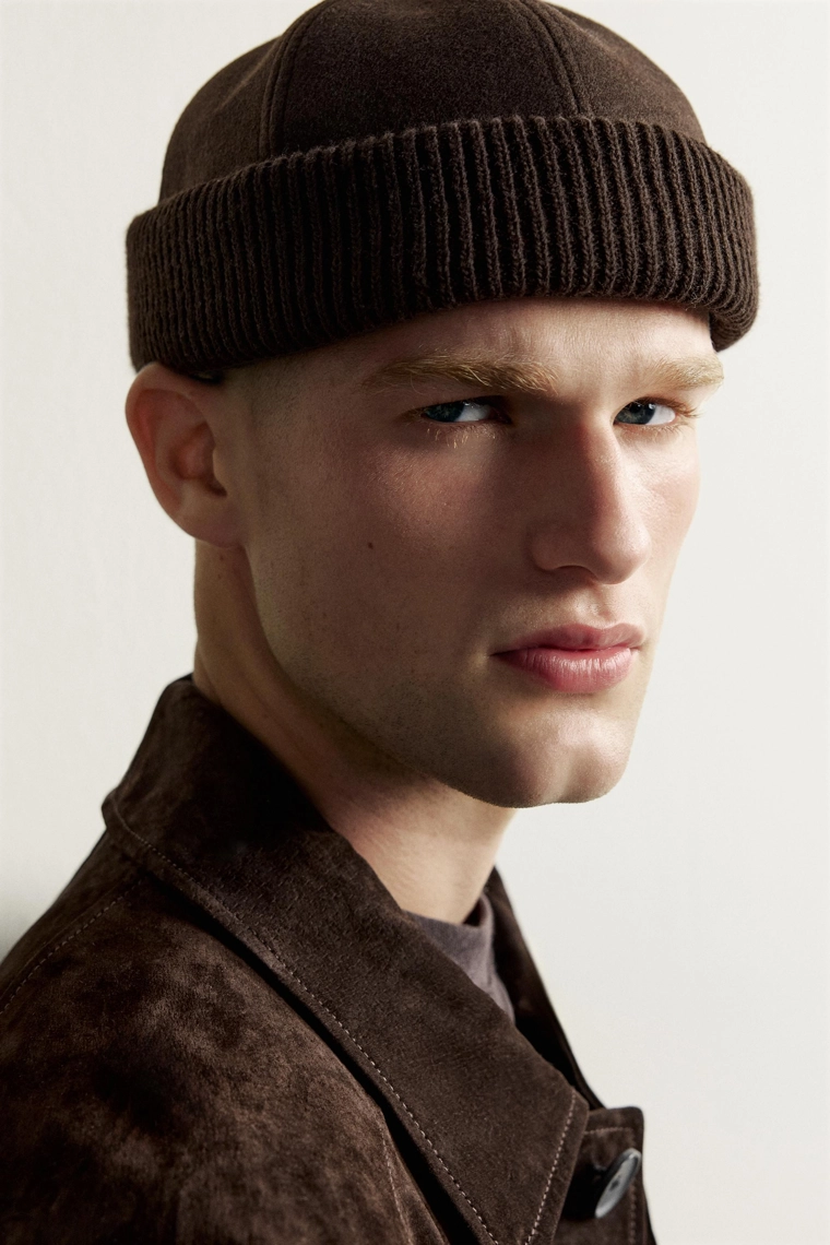 Контрастная короткая шапка-бини