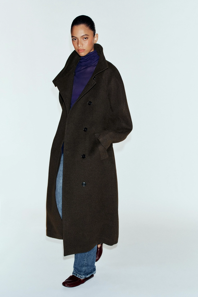Пальто с высоким воротником и поясом