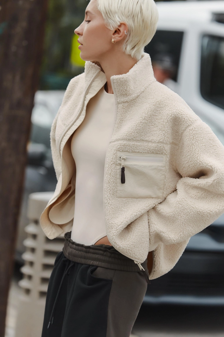 Куртка с накладными карманами из искусственного дублёного меха
