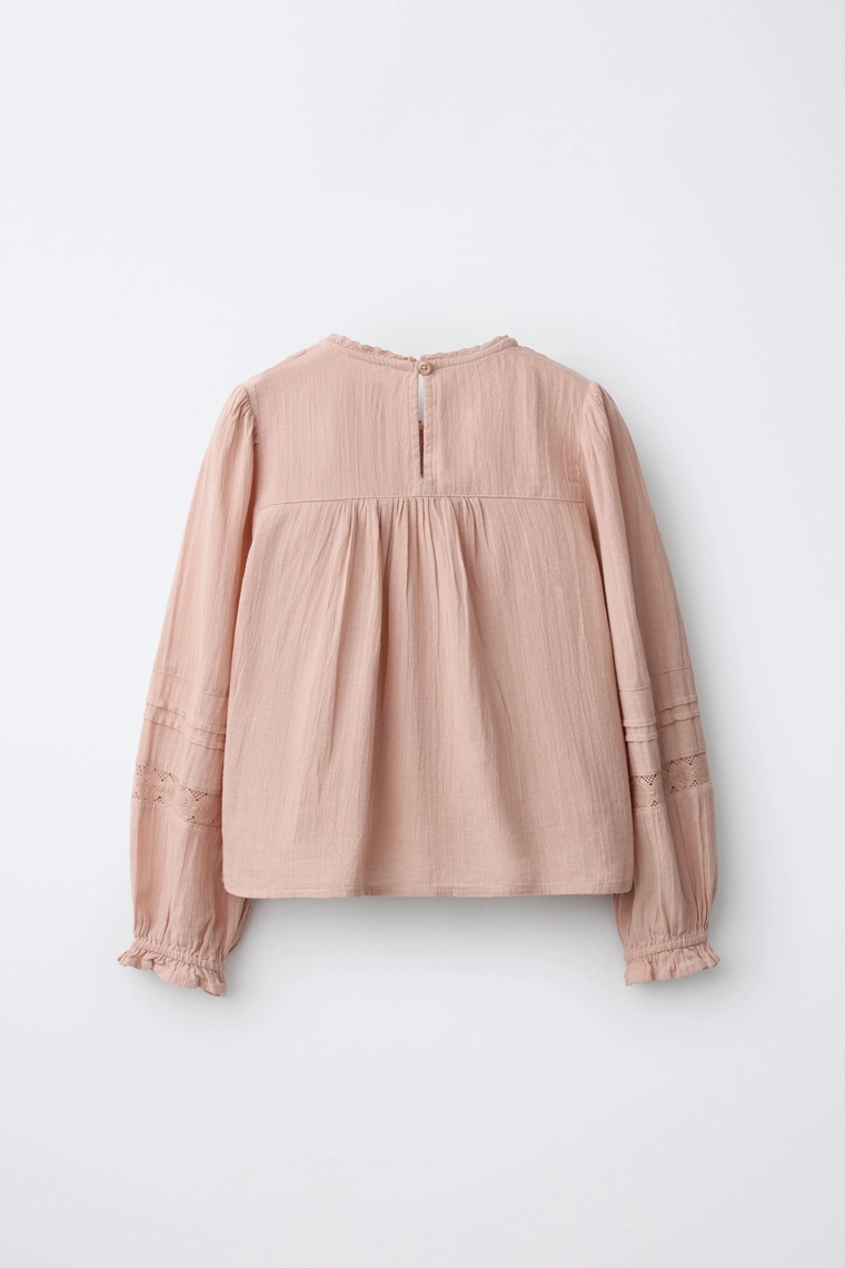 Романтичная рубашка с вышивкой крестиком