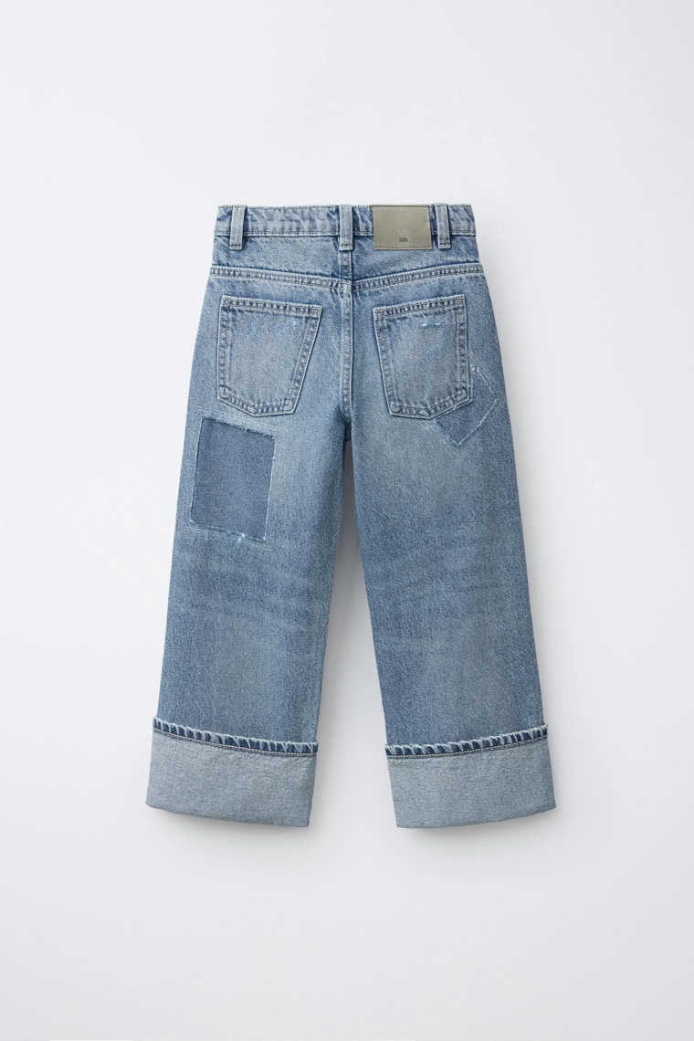 Джинсы с широкими штанинами и декоративными патчами