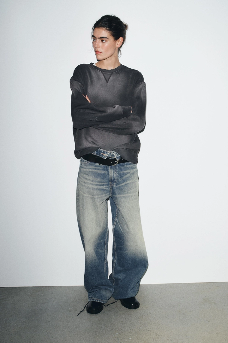 Свитшот в рваном стиле с эффектом потертости