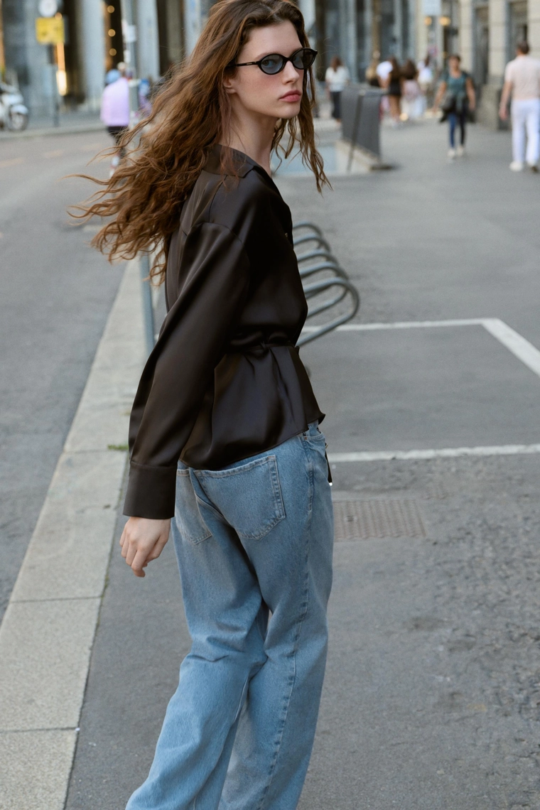 Блузка из атласа с тонким поясом