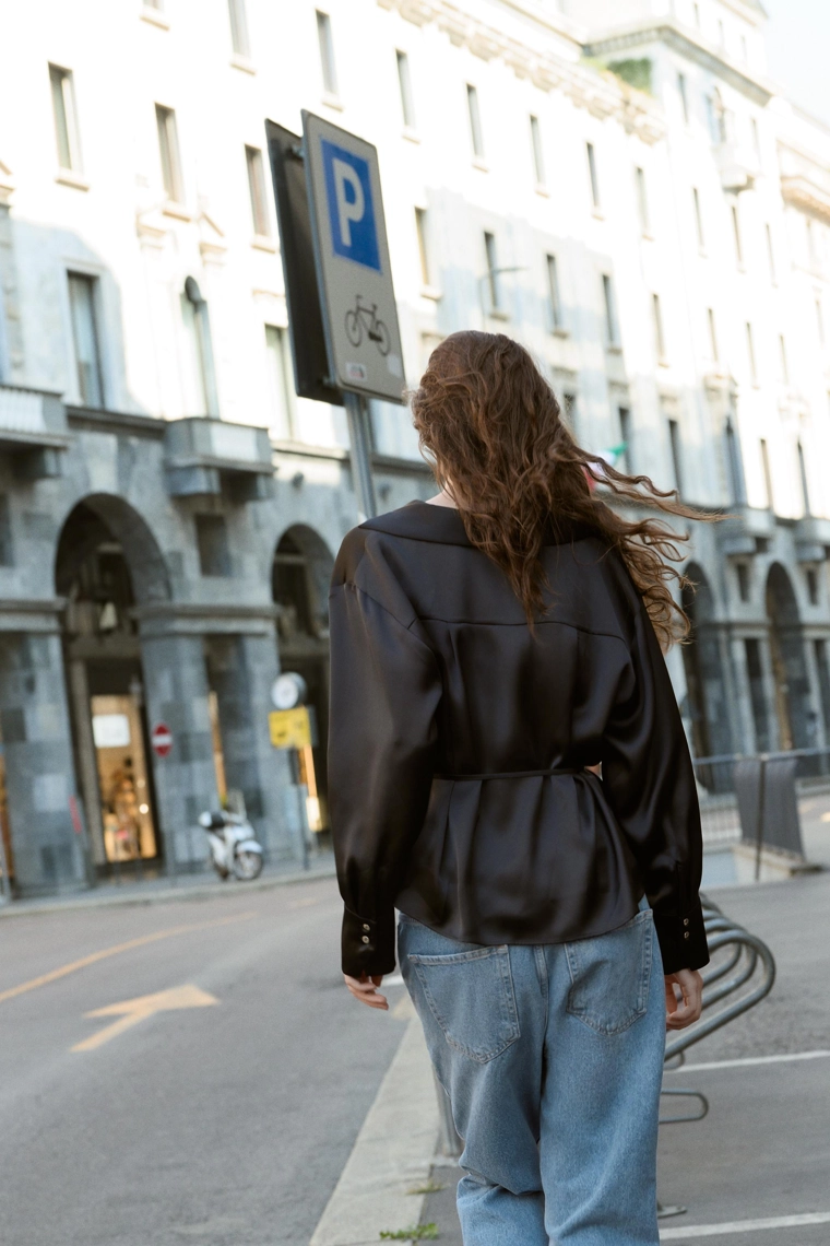 Блузка из атласа с тонким поясом