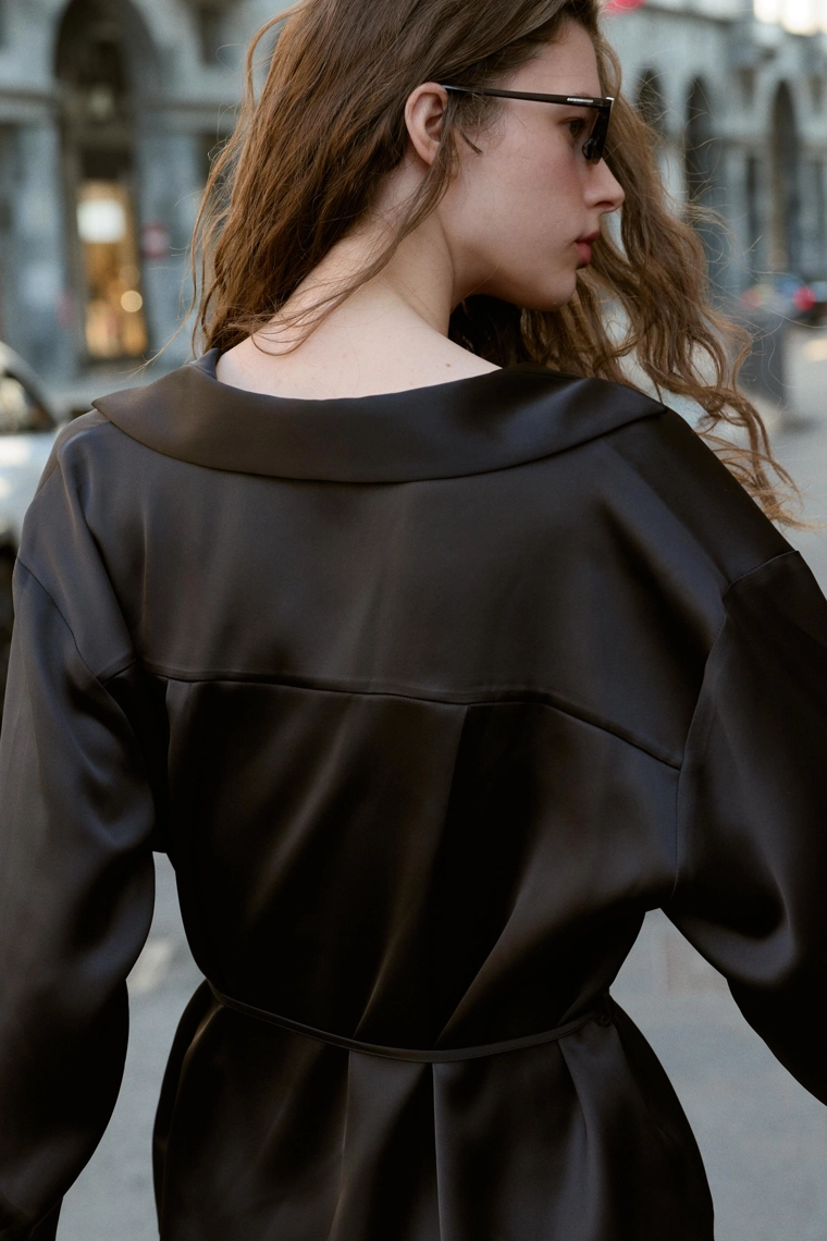 Блузка из атласа с тонким поясом