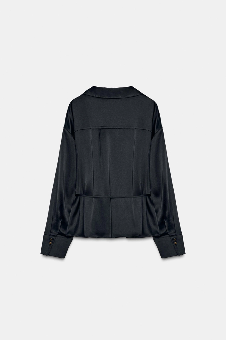 Блузка из атласа с тонким поясом