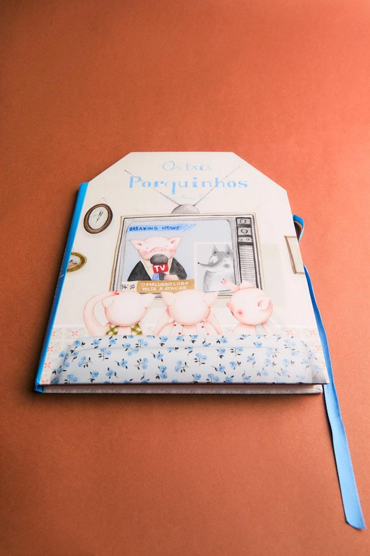 Книга «три поросёнка» (на португальском)