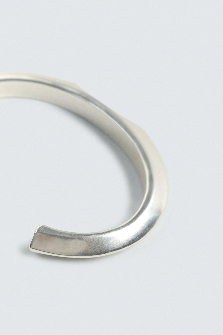 Жесткий браслет