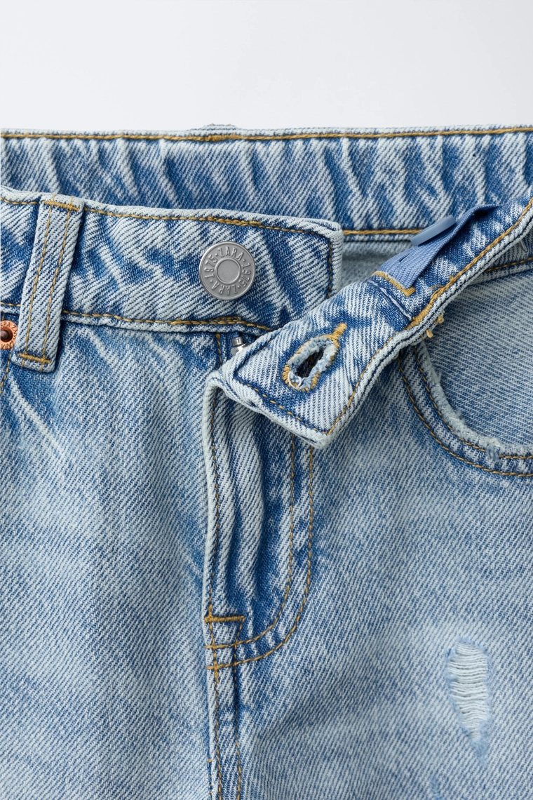 Джинсы прямого кроя с порванными участками