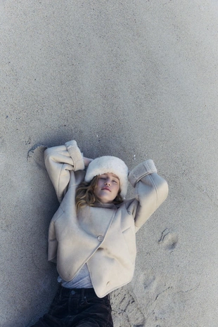 Шапка бини с отворотом и деталью из искусственного меха