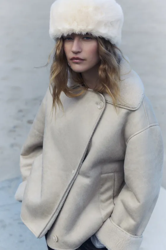 ШАПКА БИНИ С ОТВОРОТОМ И ДЕТАЛЬЮ ИЗ ИСКУССТВЕННОГО МЕХА