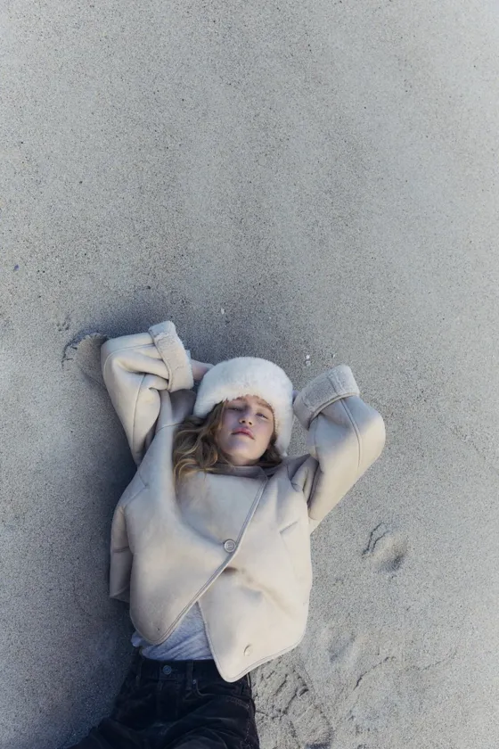 ШАПКА БИНИ С ОТВОРОТОМ И ДЕТАЛЬЮ ИЗ ИСКУССТВЕННОГО МЕХА