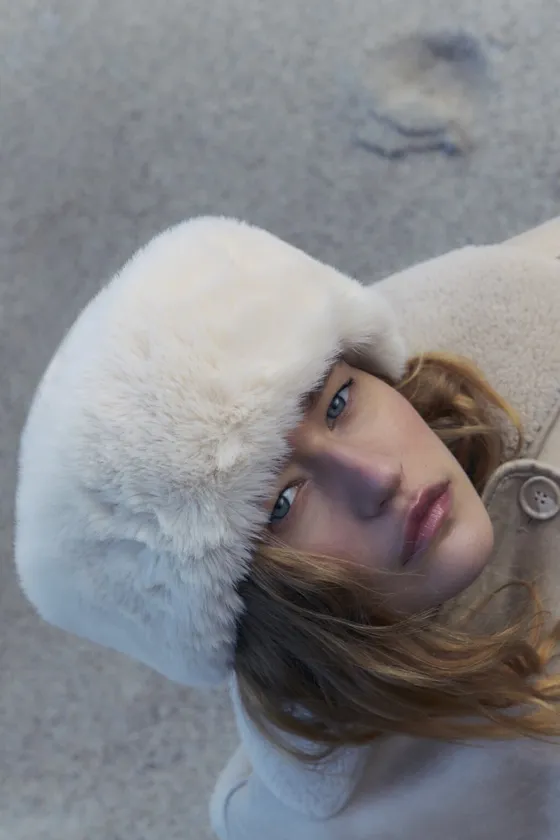 ШАПКА БИНИ С ОТВОРОТОМ И ДЕТАЛЬЮ ИЗ ИСКУССТВЕННОГО МЕХА