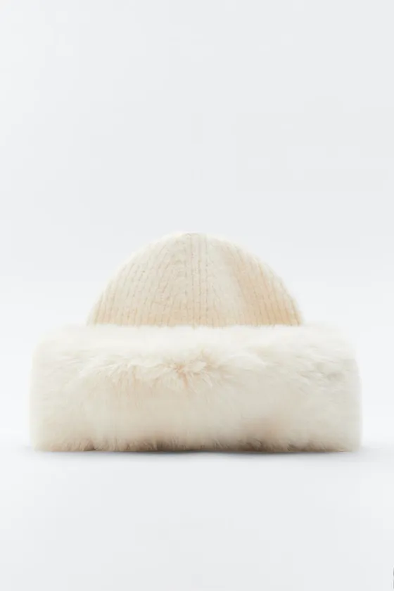 ШАПКА БИНИ С ОТВОРОТОМ И ДЕТАЛЬЮ ИЗ ИСКУССТВЕННОГО МЕХА