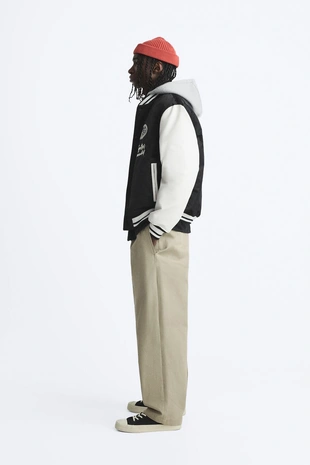 Куртка с контрастными нашивками и капюшоном- Заказать в России