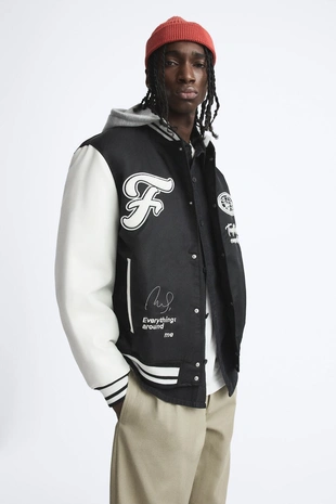 Куртка с контрастными нашивками и капюшоном- Заказать в России