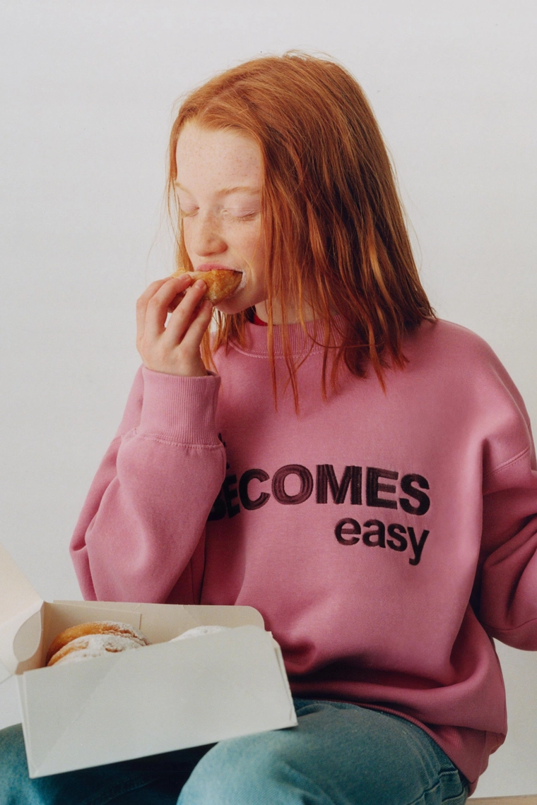 Свитшот с вышитым слоганом