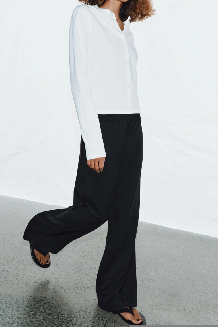 Прямые брюки с широкими штанинами