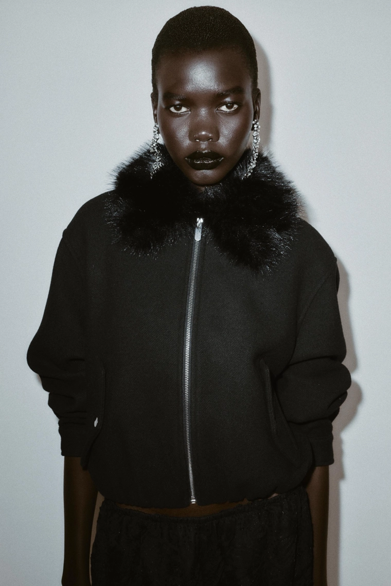 Бомбер с искусственным мехом на воротнике