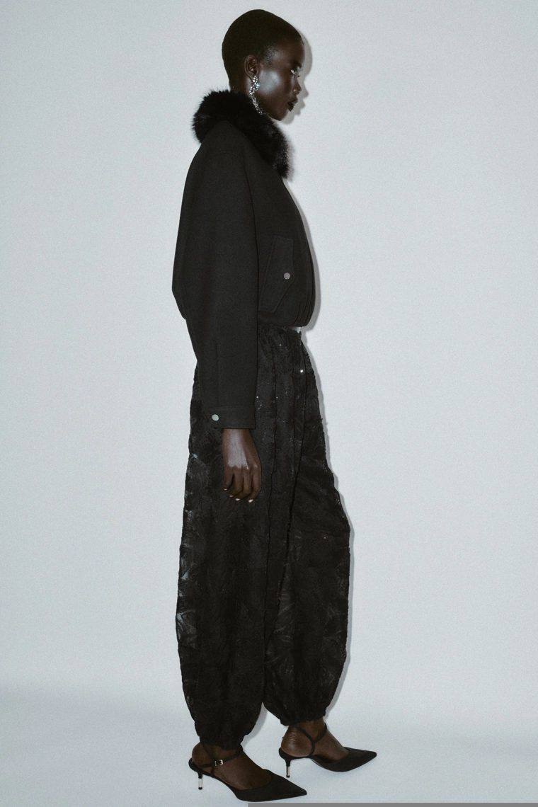 Бомбер с искусственным мехом на воротнике