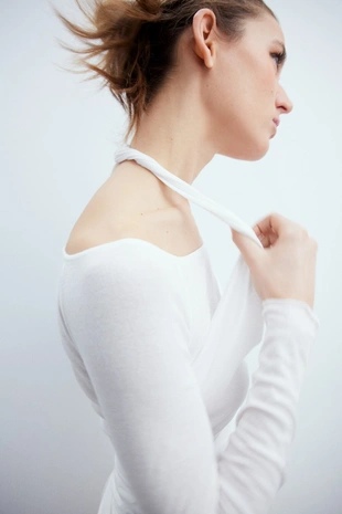 Топ с горловиной халтер и накладной деталью- Заказать в России