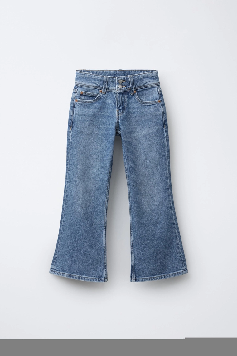 Джинсы-клеш с двойной застежкой на пуговицах