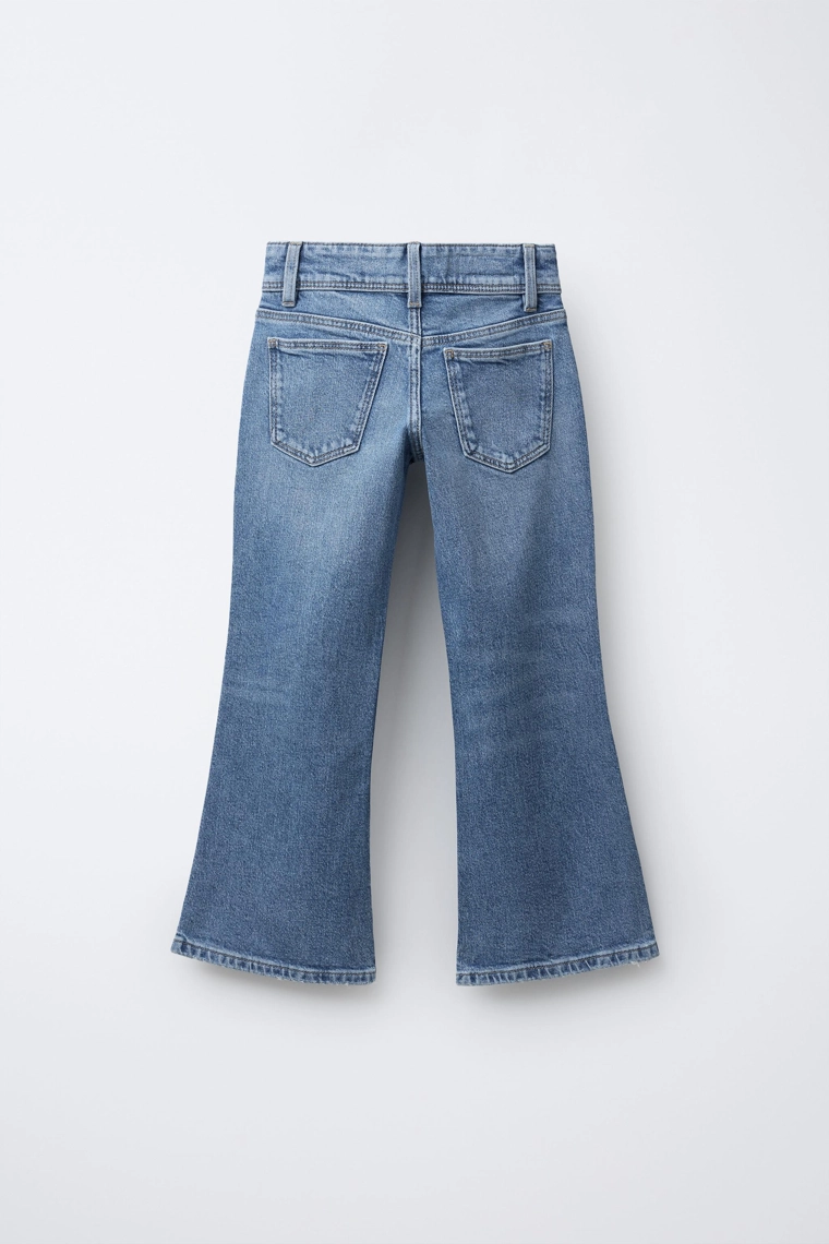 Джинсы-клеш с двойной застежкой на пуговицах