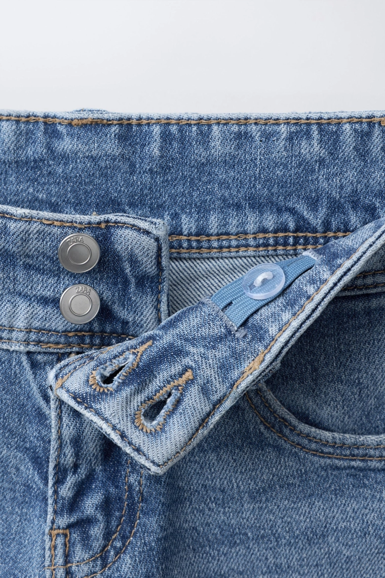 Джинсы-клеш с двойной застежкой на пуговицах