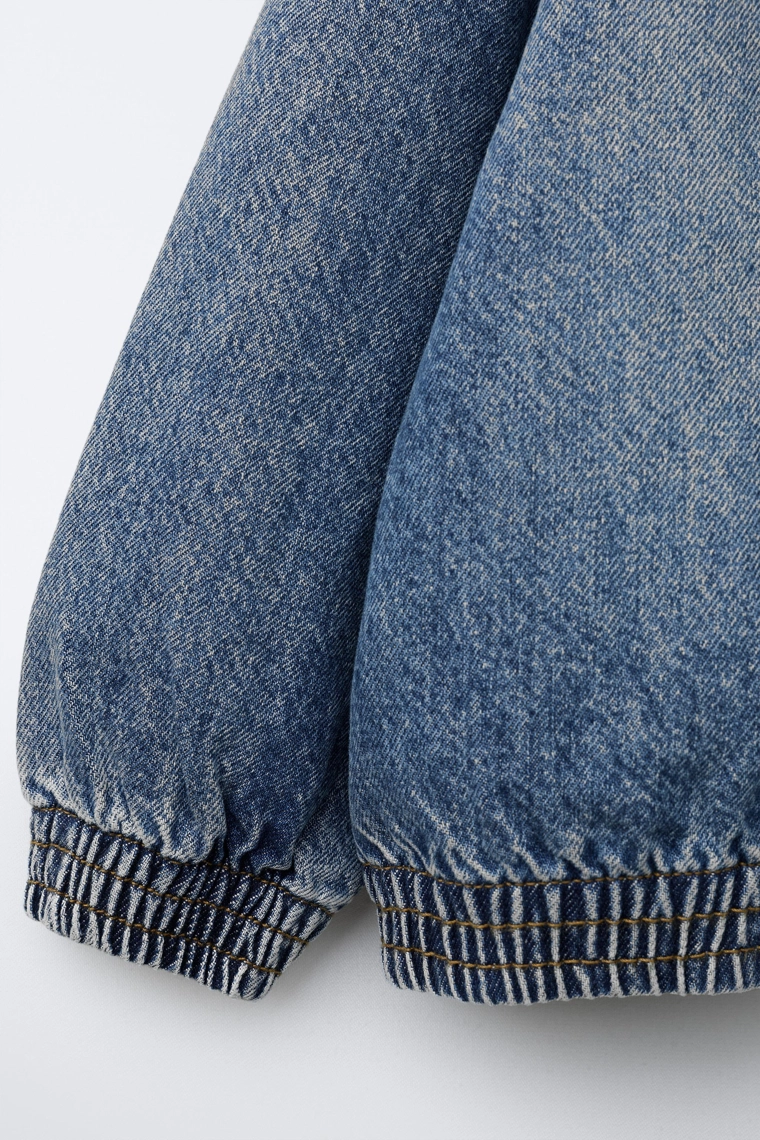 Джинсовая куртка с отстегивающимся меховым капюшоном