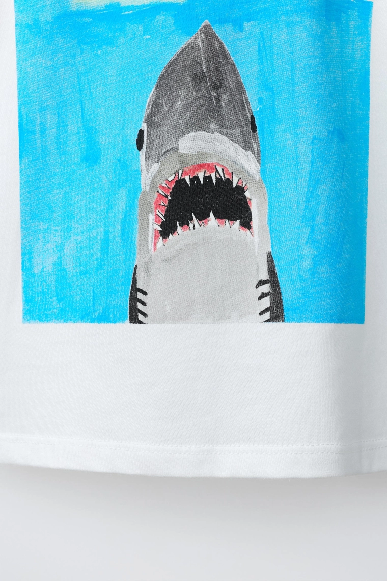 Футболка с иллюстрацией jaws© от dylan´s t-shirt club и zara