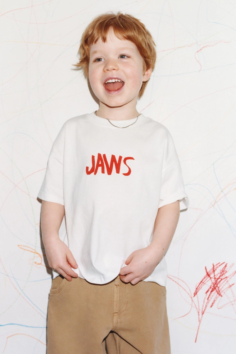 Футболка с иллюстрацией jaws© от dylan´s t-shirt club и zara