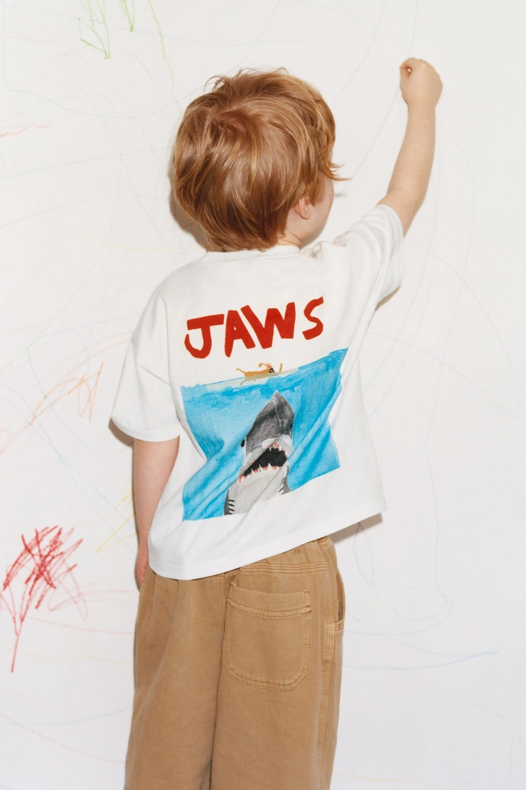 Футболка с иллюстрацией jaws© от dylan´s t-shirt club и zara