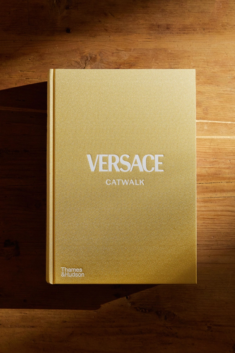 Книга о каталке versace (на английском)