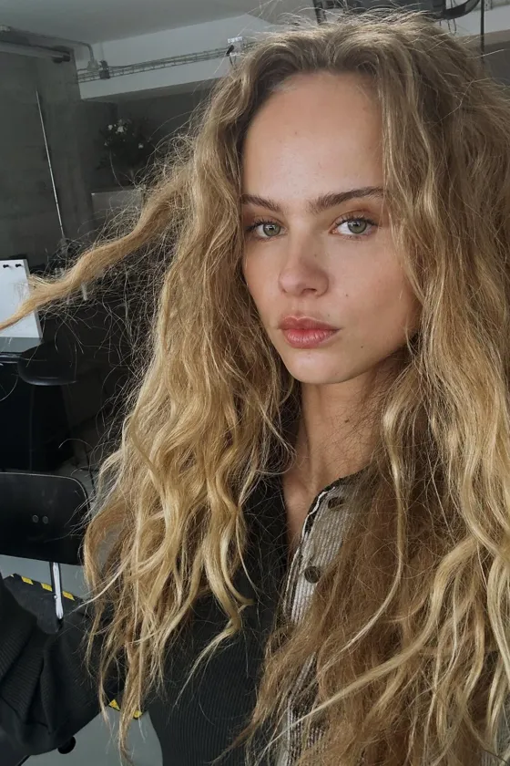 БРЮКИ В РУБЧИК ИЗ ТКАНИ С ЭФФЕКТОМ ПОТЕРТОСТИ