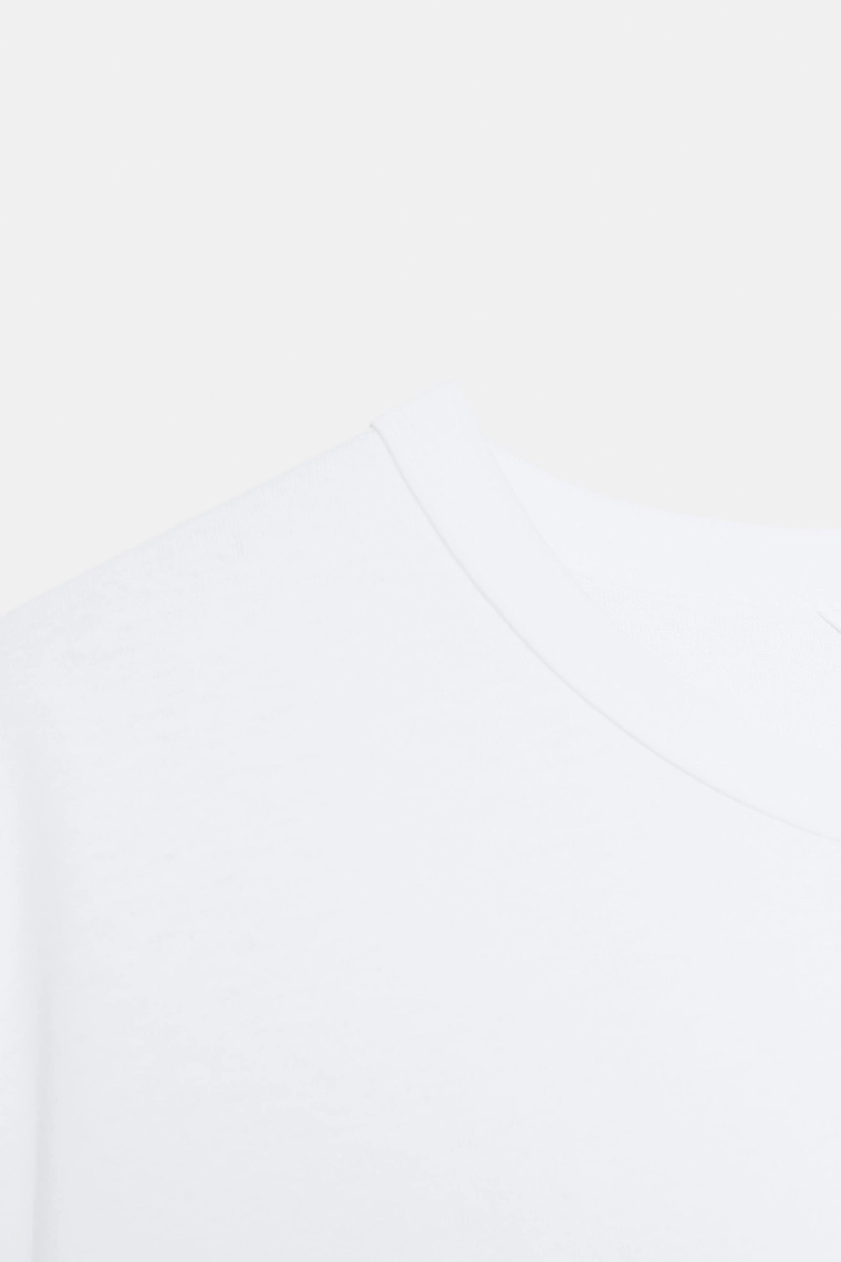 Простая футболка с коротким рукавом